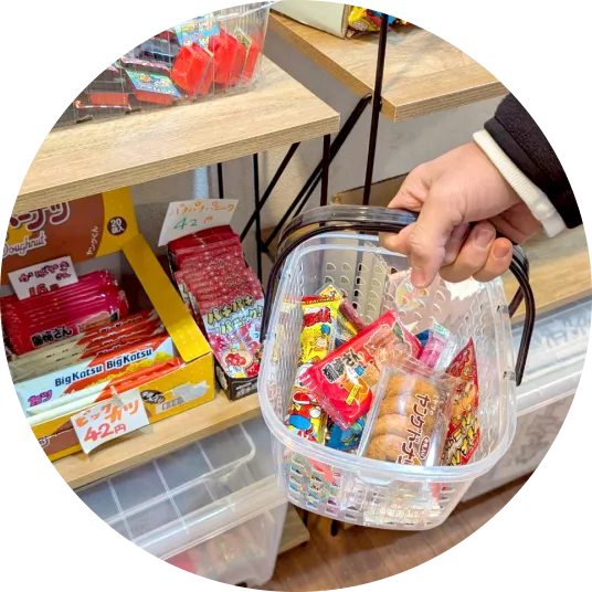 駄菓子を選ぶ子どもたち